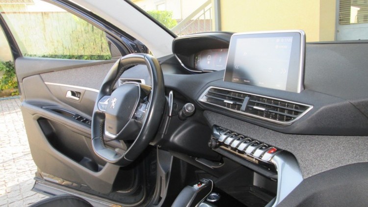 Peugeot 3008 1.5 BlueHdi ALLURE EAT8