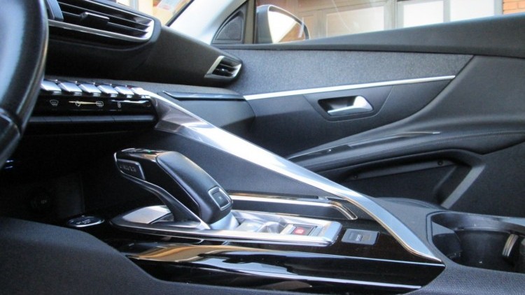Peugeot 3008 1.5 BlueHdi ALLURE EAT8