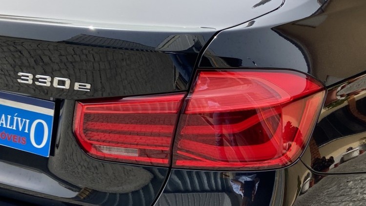 BMW S&eacute;rie 3 - 330 E iPerformace Line Sport Auto