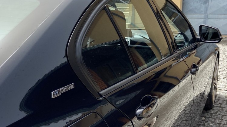 BMW S&eacute;rie 3 - 330 E iPerformace Line Sport Auto