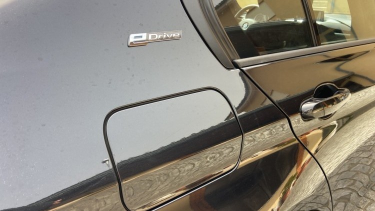 BMW S&eacute;rie 3 - 330 E iPerformace Line Sport Auto