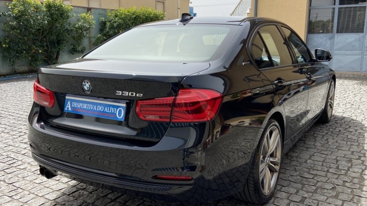 BMW S&eacute;rie 3 - 330 E iPerformace Line Sport Auto