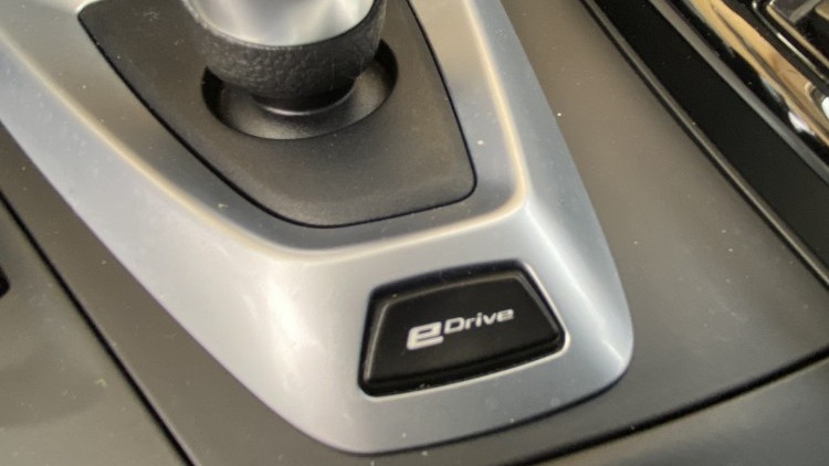 BMW S&eacute;rie 3 - 330 E iPerformace Line Sport Auto