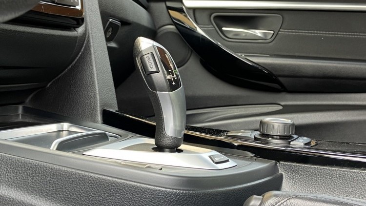 BMW S&eacute;rie 3 - 330 E iPerformace Line Sport Auto