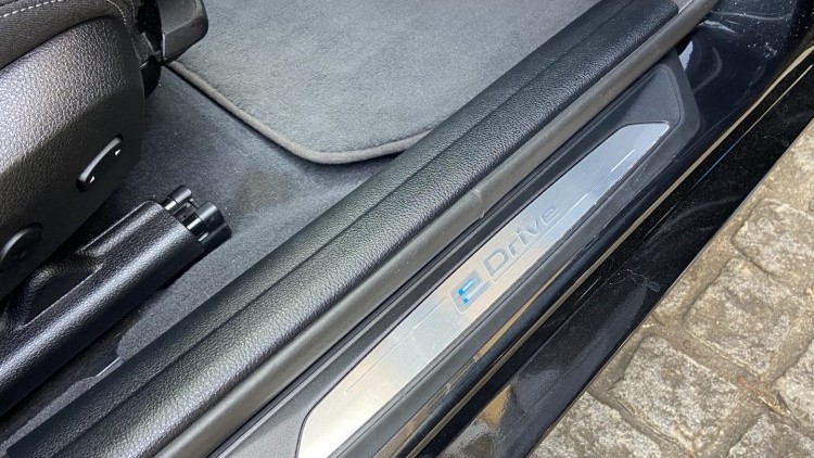 BMW S&eacute;rie 3 - 330 E iPerformace Line Sport Auto