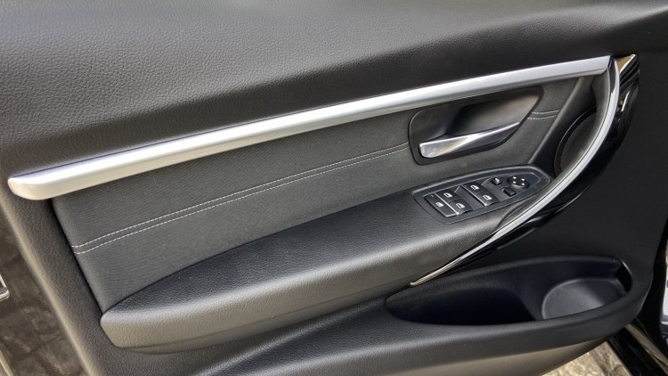 BMW S&eacute;rie 3 - 330 E iPerformace Line Sport Auto