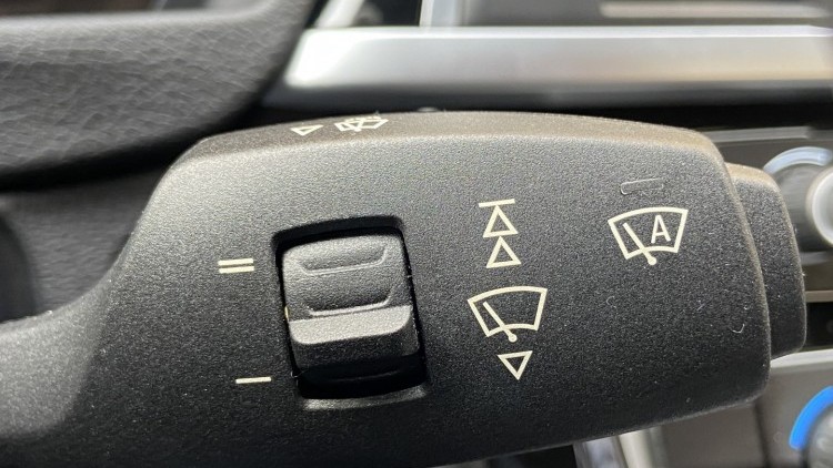 BMW S&eacute;rie 3 - 330 E iPerformace Line Sport Auto