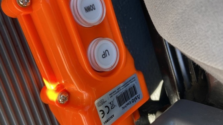 Isuzu S&eacute;rie NLR CABINE DUPLA + TRIBASCULANTE